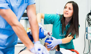 Auxiliar de enfermería en el servicio de urgencias, intervención