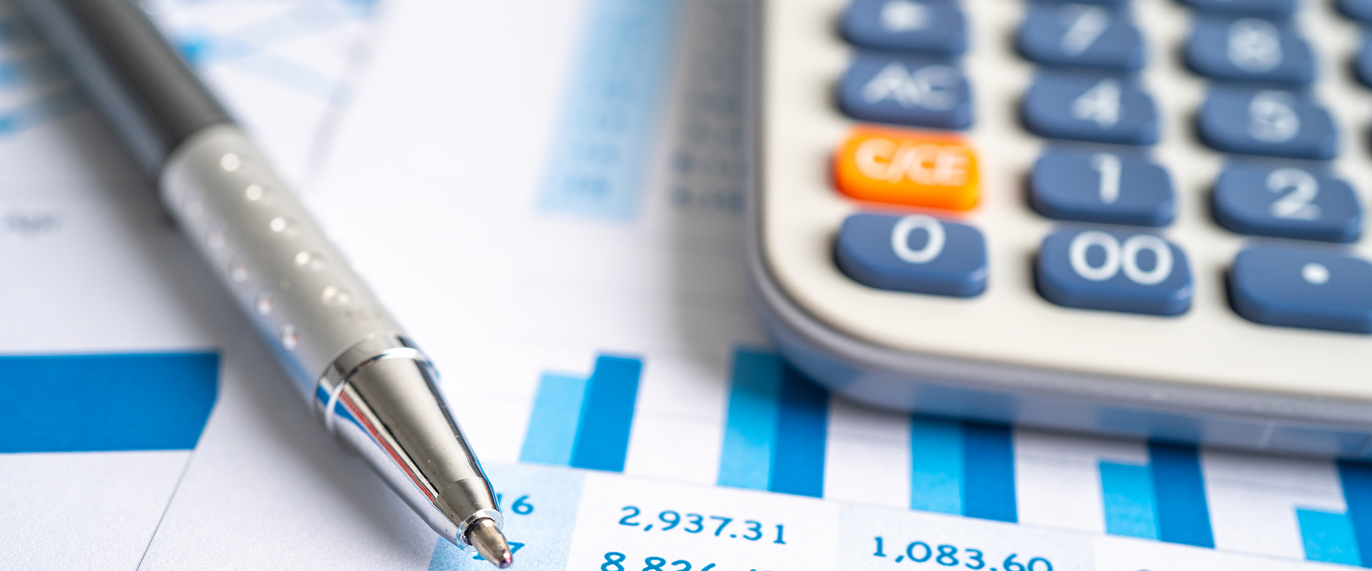 Recibo y calculadora sobre una mesa