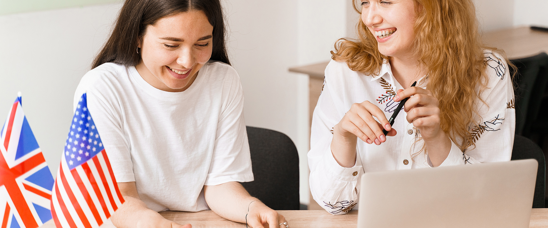 Alumnas trabajando en una mesa con apuntes