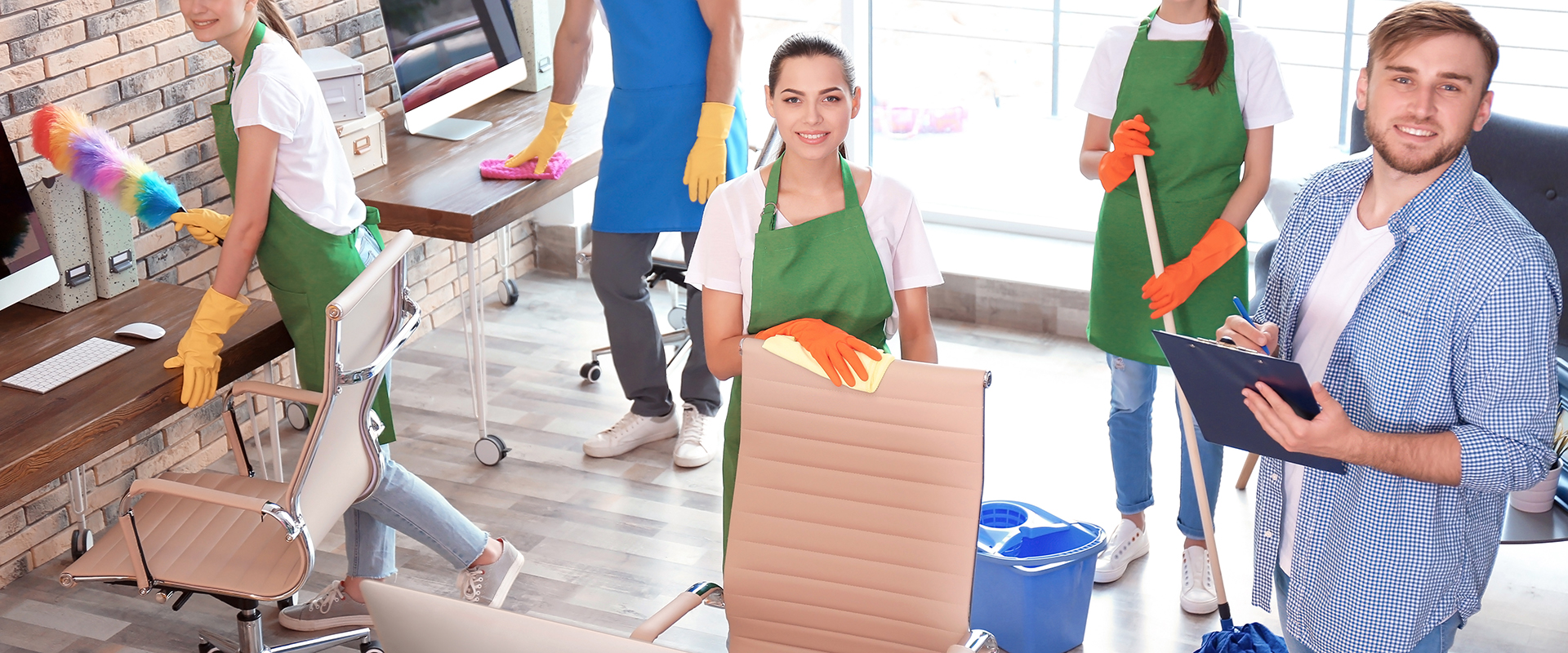 Personas de limpieza con uniforme en entorno profesional