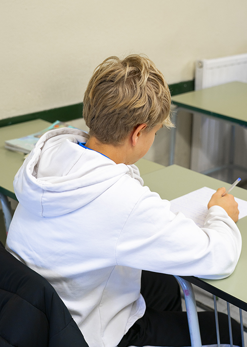 Estudiante de 5º Primaria y 1º ESO escribiendo en un cuaderno