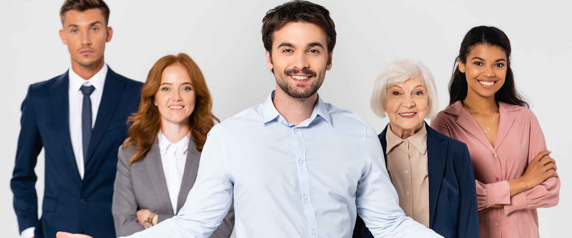 Grupo de profesionales sonriendo en entorno corporativo