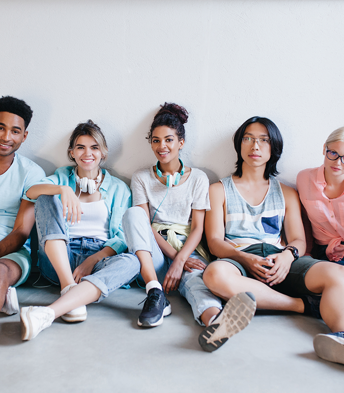 Grupo de adolescentes sentados en círculo en el suelo.