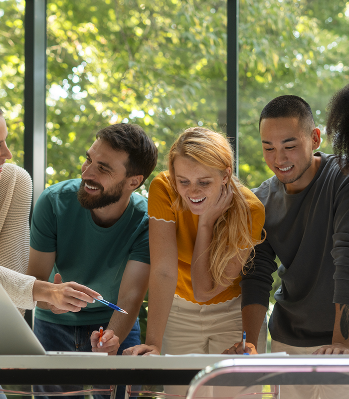 Grupo de personas reunidas alrededor de una mesa.