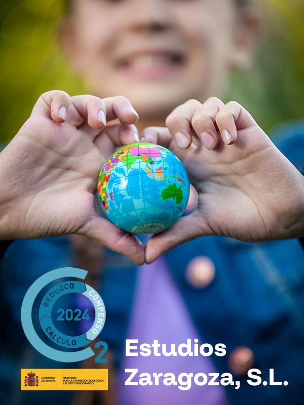 Manos sujetando un pequeño globo terráqueo.