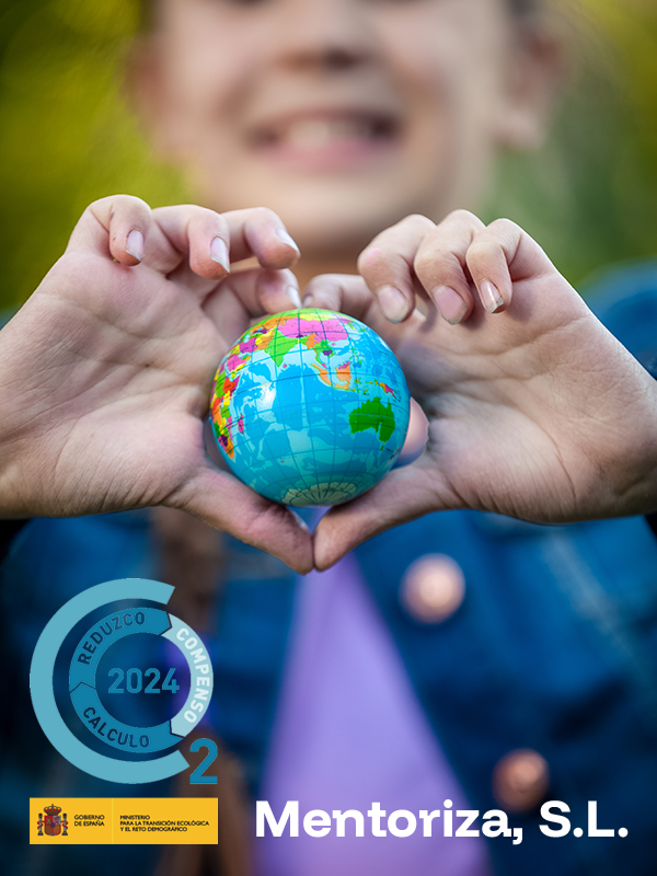 Manos sujetando un pequeño globo terráqueo.