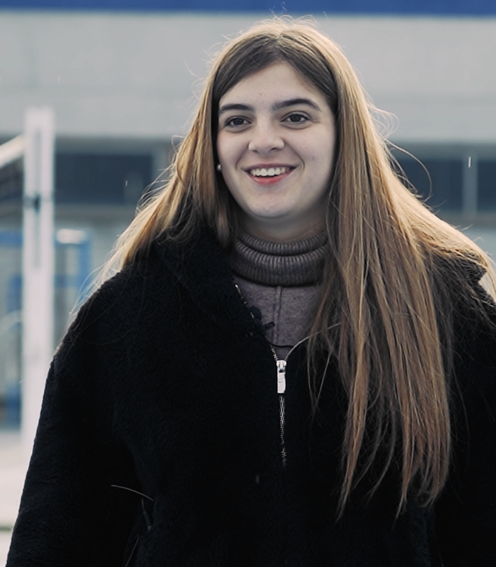 Retrato de joven con pelo largo y ropa oscura en exterior. Soraya Jackson, alumna de Colegio de Navidad Piquer.